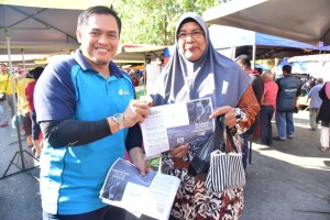 Edaran risalah-risalah berkenaan inisiatif kerajaan. 