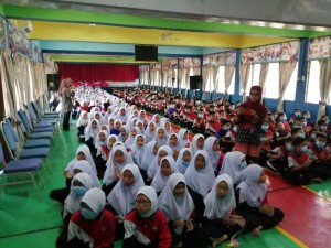 Sebahagian pelajar yang menyertai program pada hari ini.