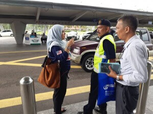 Penjelasan diberi kepada setiap orang termasuk petugas-petugas di Lapangan Terbang Senai.