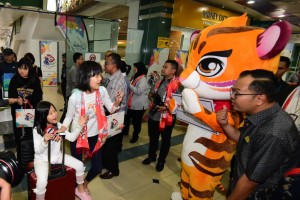 Ketibaan pelancong diserikan dengan kehadiran maskot Tahun Melawat Johor, 'Joh'.