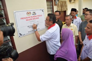 Ketua Menteri Melaka, Adly Zahari merasmikan Rumah Peduli baru-baru ini.