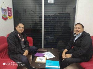 Ketua Cawangan Jabatan Alam Sekitar Daerah Cameron Highlands, Mohd Shahrin Mudzarap (kanan) menerangkan berkaitan pemulihan dan kepentingan air Sungai Ichat.