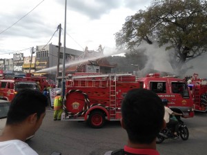 Anggota Bomba mengawal kebakaran dari terus merebak