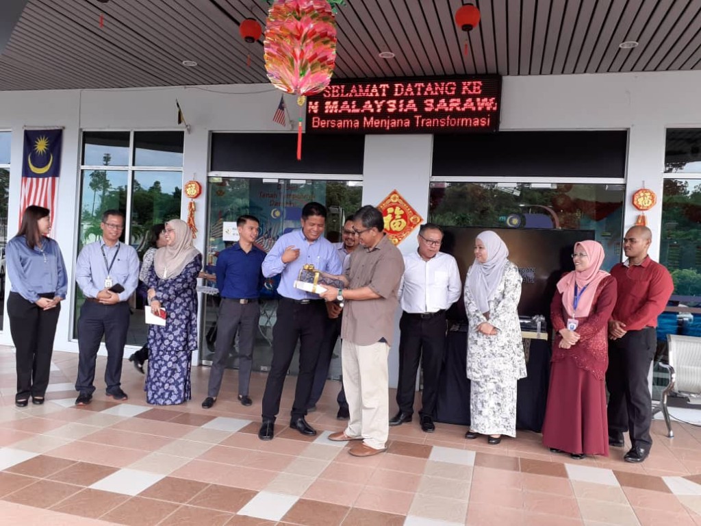 Abang sardon menerima cenderamata daripada Timbalan Pengarah Penerangan Sarawak Aziz Abdul Rahman (berbaju biru).
