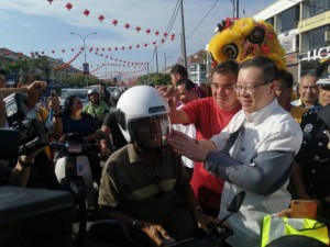 Edaran topi keledar kepada penunggang motosikal