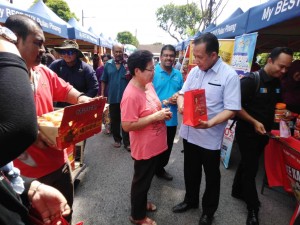 Edaran limau kepada pengunjung yang hadir