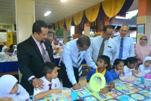 Timbalan Pengarah JPN Kelantan beramah mesra dengan murid-murid yang sedang menikmati sarapan percuma