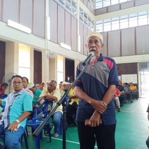 Salah seorang peserta bertanya ketika sesi dialog antara Ketua Polis Negeri Terengganu bersama pemimpin masyarakat dan penduduk setempat