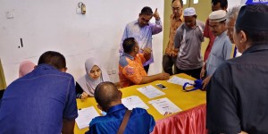 Penduduk setempat yang hadir mengambil peluang untuk mendaftar Program Kesihatan, MySalam