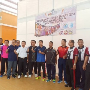 Ketua Penolong Pegawai Daerah Dungun, Fairul Hisyam Mat (berbaju biru) melancarkan Program Strong’ & Smart (2S) anjuran  Pejabat Pendidikan Daerah Dungun bertempat di Dewan Arena Merdeka, Dungun