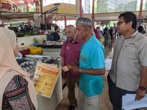Edaran risalah dan penerangan secara bersemuka kepada peniaga-peniaga sekitar Pasar Marang