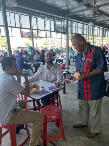 Edaran risalah mengenai langkah-langkah pencegahan oleh Rozli Mohamad, Penolong Pegawai Penerangan Daerah Kuala Terengganu