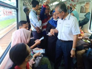 Datuk Kamarudin diiringi Erwin Khairul dan Azizah sempat menyampaikan penerangan kepada penumpang LRT mengenai Koronavirus