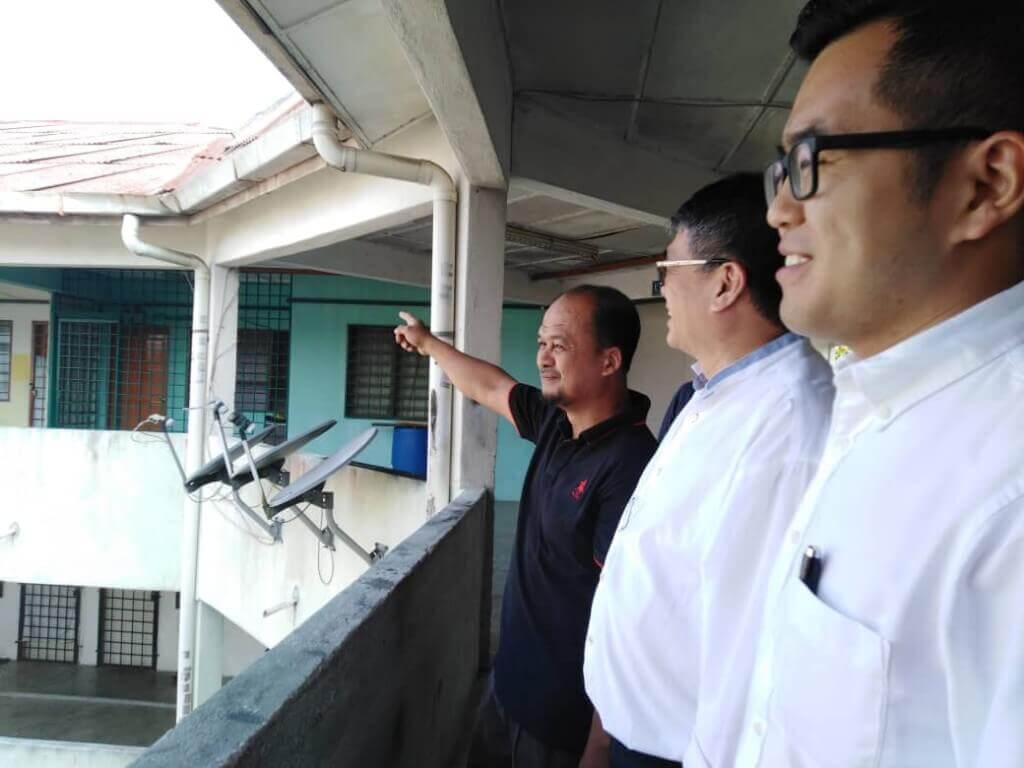 Zulkefli menunjukkan keadaan bumbung pangsapuri Taman Pelangi yang rosak dan perlu dibaiki.