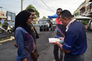 Edaran risalah mengenai wabak Novel Coronavirus di Pasar Malam Bukit Siput, Segamat.