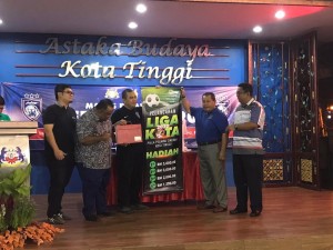 Pegawai Daerah Kota Tinggi, Farizal Ismail melancarkan Liga Kota 2020.