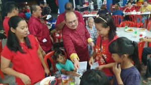 Shamsul Iskandar Mohd Akin memberi sumbangan Tahun Baru Cina kepada Warga Emas.