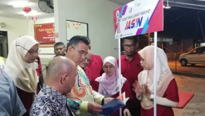 Booth pameran IOW Pusat Maklumat Rakyat (PMR) Jasin turut disantuni oleh Ketua Menteri Melaka, Adly Zahari yang turut yang hadir memeriahkan majlis tersebut.