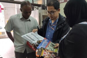Petugas (tengah) turut menerangkan tentang dasar-dasar kerajaan. 