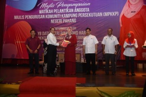 Penyerahan Watikah Pelantikan Anggota MPKKP. 