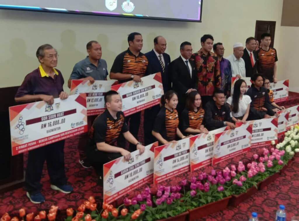 Atlet-atlet Melaka bersama Ketua Menteri Melaka, Adly Zahari.