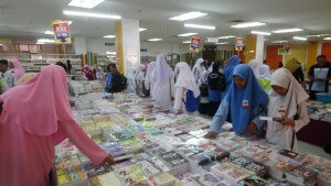 Sebahagian pelajar yang datang ke Pesta Buku @ PPAT sedang memilih buku.