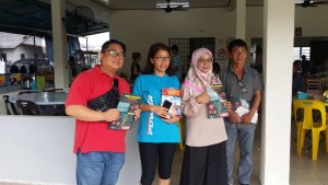 Penglibatan wakil komuniti dalam penyampaian risalah COVID 19.