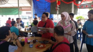 Tee Keh Yong, Setiausaha Komuniti Harapan Malaysia (KHM) Batu 5, Dungun, turut menyampaikan risalah COVID 19.