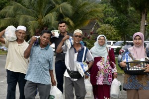 Ahli Pertubuhan Peladang yang ditimpa bencana banjir membawa pulang sumbangan berupa kit makanan yang disampaikan oleh Salahuddin di Peladang Setiu Agro Resort, Setiu