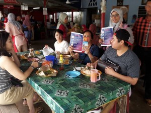 Edaran risalah mengenai pencegahan Novel Coronavirus (2019-nCoV) kepada pengunjung di sekitar kedai makan Tanjung Jara