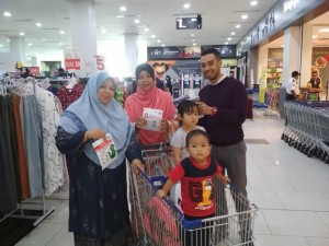 Aktiviti IOW dan mengedar risalah menerima reaksi positif daripada pengunjung pasaraya Mydin sekitar Dataran Tembesu, Kuala Nerus