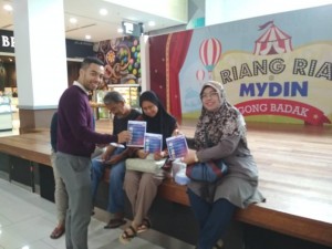 Aktiviti IOW dan mengedar risalah kepada pengunjung pasaraya Mydin
