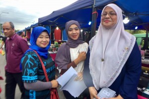 Pegawai Penerangan Daerah Johor Bahru, Norhasiswana Rasion bersama sukarelawan dari Komuniti Harapan Malaysia (KHM) DUN Kota Iskandar Zon 2 yang turut membantu pelaksanaan program IOW.