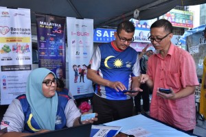 Pengarah JaPen Pulau Pinang, Sabri Said turut membantu pengunjung mendapatkan maklumat