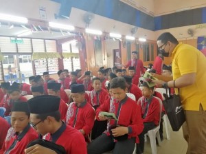 Penyampaian risalah Coronavirus kepada pelajar-pelajar SMK Munshi Abdullah.