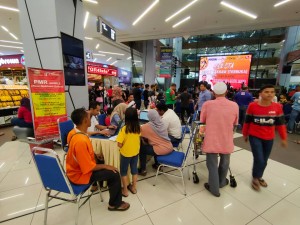 Sebahagian pengunjung Mydin Mall Bukit Mertajam yang mendapatkan perkhidmatan kaunter Info On Wheel (IOW) Pejabat Penerangan Daerah Seberang Perai Tengah