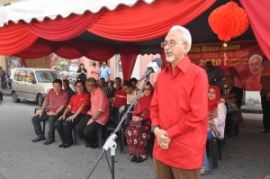 Timbalan Menteri Perumahan dan Kerajaan Tempatan, Raja Kamarul Bahrin Shah Raja Ahmad ketika berucap merasmikan Sambutan Tahun Baharu Cina di Kampung Tiong, Kuala Terengganu
