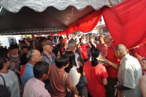Timbalan Menteri Perumahan dan Kerajaan Tempatan, Raja Kamarul Bahrin Shah Raja Ahmad dikerumuni oleh jemputan yang hadir ketika menyampaikan risalah daripada Jabatan Penerangan