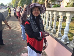 Rosita Ahmad, Guru Besar Sekolah Kebangsaan (SK) Bukit Tunggal turut serta dalam aktiviti gotong royong
