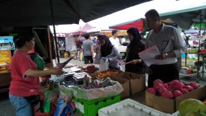 skuad mobile@kiosk Pejabat Penerangan Daerah Seberang Perai Selatan mengedarkan risalah kepada peniaga