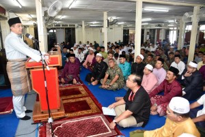 Menteri Hal Ehwal Ekonomi, Mohamed Azmin Ali menyampaikan ucapan setelah selesai solat jumaat, baru-baru ini