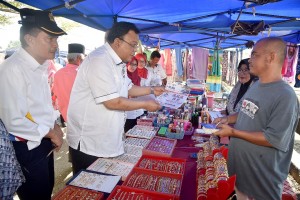 Eddin Syazlee Shith, Timbalan Menteri KKMM diiringi Pengarah Penerangan Negeri Terengganu, Azahar Ismail mengedarkan risalah coronavirus dan i-Suri kepada peniaga di Pasar Binjai Rendah, Marang