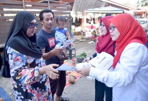 Petugas Jabatan Penerangan negeri Terengganu menerangkan tentang i-Suri yang merupakan insentif khas kerajaan untuk suri rumah yang berdaftar dalam sistem e-kasih.