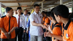 Azmin bersalaman dengan pelajar ketika melawat salah sebuah sekolah yang mendapat kelulusan projek infrastruktur di Taman Melawati, Hulu Kelang sempena program turun padang ke daerah Gombak.