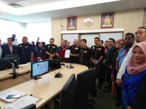 Ali Suhaili menyerahkan Ikrar Bebas Rasuah kepada SPRM disaksikan kakitangan JaPen Selangor.