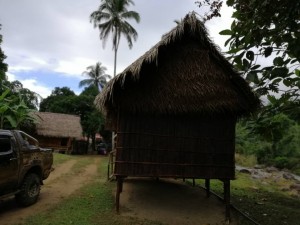 Melewati rumah tradisional penempatan Orang Asli Kampung Pos Gob