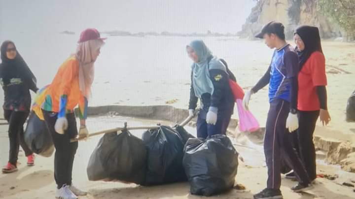 Para peserta berjaya membersihkan kawasan Pantai Tanjung Kubong.