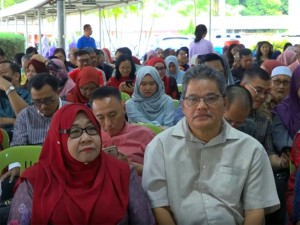 Antara ibu bapa yang hadir bersama anak-anak mereka untuk mengambil keputusan SPM 2019.