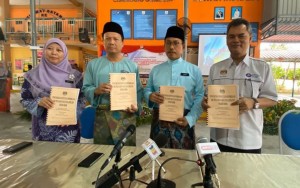 Azman Adnan menunjukan keputusan SPM 2019 kepada wartawan semasa sidang media keputusan SPM 2019 Negeri Johor.