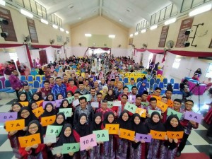 Pengarah Pendidikan Pulau Pinang; Tuan Abdul Rashid Abdul Samad bersama pelajar-pelajar  cemerlang SPM 2019  SM Sains Tun Syed Shahabuddin.